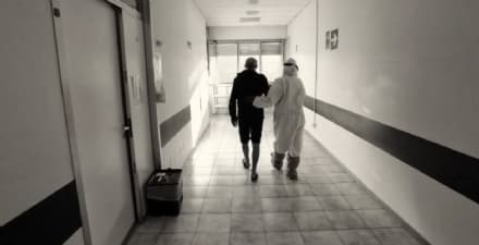 COVID - «R-Esistiamo con umanità»: le foto di Piero Nizzia, l'ospedale di Cuorgnè, il dovere di non dimenticare le vittime - VIDEO