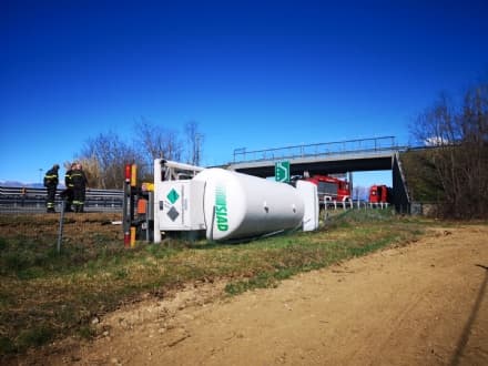 AUTOSTRADA TORINO-AOSTA - Cisterna piena di azoto liquido si ribalta subito dopo lo svincolo di Volpiano - FOTO