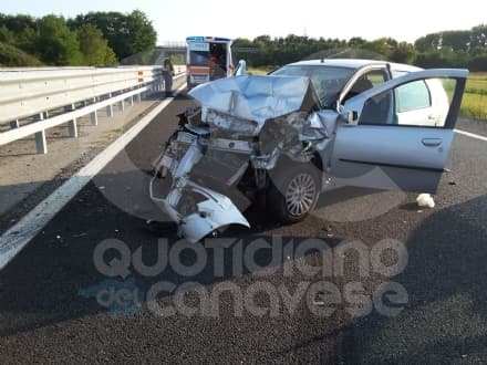 AUTOSTRADA TORINO-AOSTA - Auto si schianta contro un tir: due ragazzi feriti, vettura distrutta - FOTO