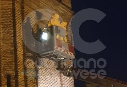 VALPERGA - Nido di calabroni nel campanile della chiesa: intervento dei vigili del fuoco - FOTO