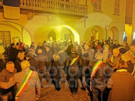 RIVAROLO CANAVESE - Settanta sindaci hanno manifestato davanti al municipio - FOTO e VIDEO