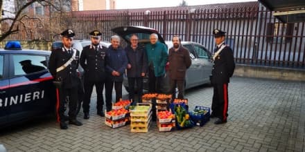 CASELLE - Maxi multa agli ambulanti abusivi: i carabinieri donano frutta e verdura alla Caritas - FOTO