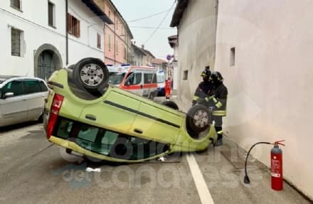 VESTIGNE' - Sbatte contro un'auto in sosta e si ribalta con la Panda: donna ricoverata in ospedale