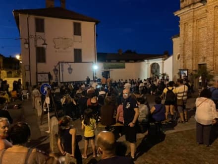 VALPERGA - Cinema all'aperto che successo: buona la prima in piazza Martiri