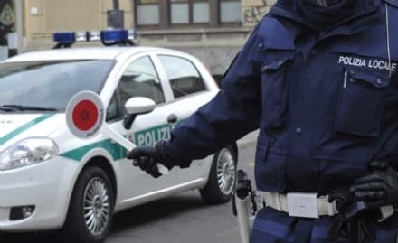 IVREA - Raffica di controlli della polizia municipale: 56 multe agli automobilisti e 50 grammi di droga sequestrati
