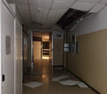 IVREA - Crolla un pezzo di soffitto all'ospedale di Ivrea a causa del forte vento