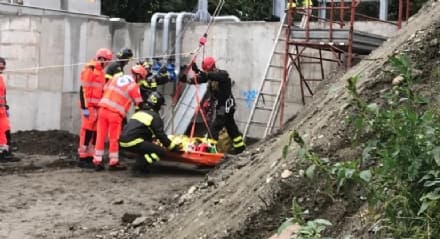 IVREA - Incidente sul lavoro: operaio cade in un pozzetto e viene salvato dai vigili del fuoco