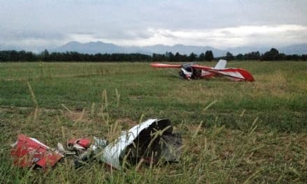 CALUSO - L'aereo caduto avrebbe toccato i cavi dell'alta tensione. I feriti non sono in pericolo di vita