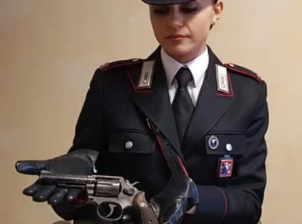 PALAZZO CANAVESE - Pistola rubata in casa: arrestato un 47enne