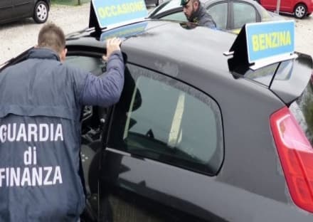 CASTELLAMONTE - Vende auto col contachilometri taroccato a un disabile che lo denuncia