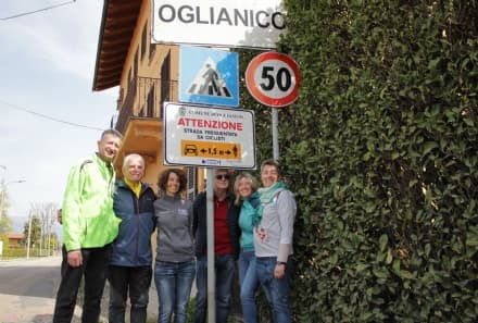 OGLIANICO - La campionessa Paola Gianotti incontra gli alunni e inaugura i cartelli di «Attenzione al ciclista»