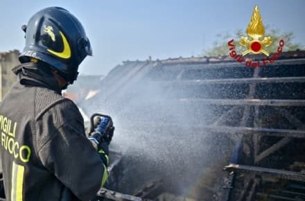 CAREMA-ALBIANO - Pasquetta di fuoco, due incendi nelle cascine: doppio intervento dei pompieri