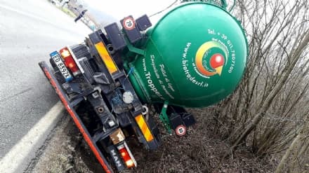 FRONT - Cede la banchina all'improvviso, la cisterna resta in bilico - FOTO