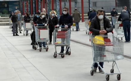 FASE 2 - Code nei centri commerciali, in 15mila da Ikea: «Addio distanziamento tra le persone»