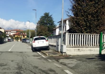 RIVAROLO - Sosta selvaggia sui marciapiedi: protestano i residenti