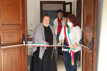 CASTELNUOVO NIGRA - C'erano una volta calamaio e banchi in legno: inaugurata la «scuola di ieri» - FOTO