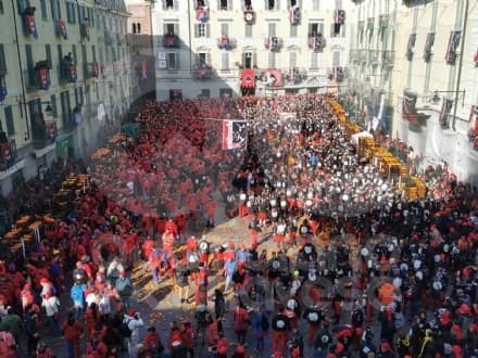 CARNEVALE IVREA - 198 aranceri contusi nella prima giornata della Battaglia delle Arance - FOTO