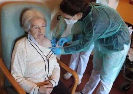 PIVERONE - Vaccini anti covid in Rsa: tra i primi a vaccinarsi nonna Ernesta, 99 anni