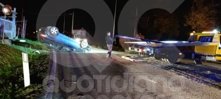 CUCEGLIO - Schianto sulla provinciale per San Giorgio Canavese, auto si ribalta - FOTO