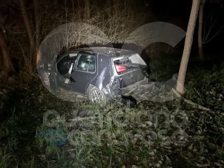 IVREA-SANTHIA' - Tamponamento sulla bretella, auto supera le barriere e finisce contro un albero: un ferito - FOTO