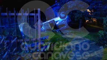 FORNO CANAVESE - Auto finisce nel giardino di una casa: ferita una ragazza di Pratiglione - FOTO E VIDEO