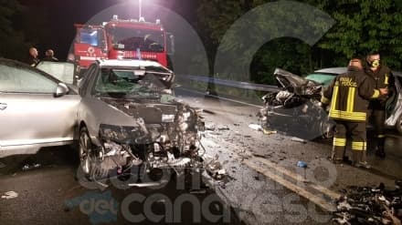 LEINI - Schianto sulla 460: miracolosamente illesa una bambina. Quattro feriti e tre auto distrutte - FOTO e VIDEO