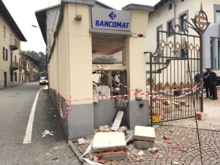 VISCHE - Esplode il bancomat della Banca d'Alba e del Canavese