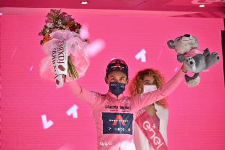 GIRO D'ITALIA - Egan Bernal allunga e conferma la maglia Rosa: «Devo tenere i piedi ben saldi per terra»