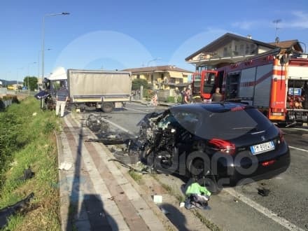 STRAMBINO - Auto contro camion sulla provinciale: automobilista trasportato al Cto - FOTO E VIDEO