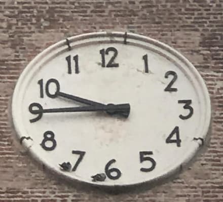 I due colombi sull'orologio del campanile