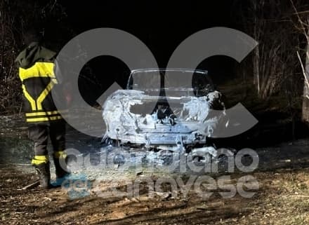 VALPERGA - Auto a fuoco nella notte in località Quassasco: intervento dei vigili del fuoco
