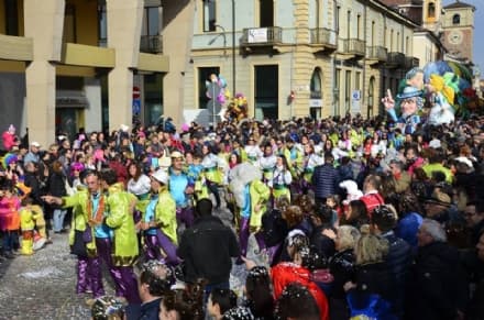 CHIVASSO - Mille bombolette spray sequestrate al Carnevalone