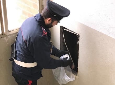 LEINI-TORINO - I carabinieri seguono il pusher fino a casa e scoprono una centrale dello spaccio - FOTO E VIDEO