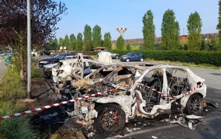 BRANDIZZO - Un altro incendio in via Impastato: tre auto distrutte. Ora è caccia al piromane