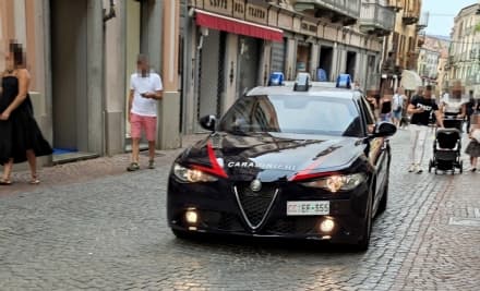 IVREA - Commerciante esce dal proprio negozio e viene scippata da un balordo