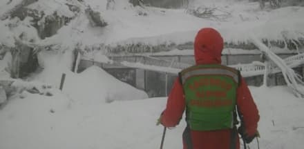 SLAVINA SULL'HOTEL RIGOPIANO - Dal Canavese all'Abruzzo: all'opera i tecnici del Soccorso Alpino e Speleologico - FOTO