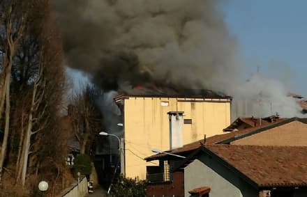 AGLIE' - Incendio in centro distrugge abitazione: vigili del fuoco combattono contro le fiamme - FOTO e VIDEO