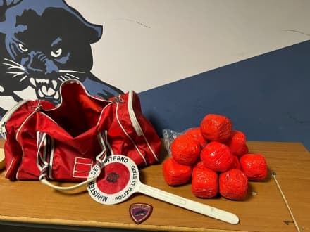 IVREA - Tre chili di hashish nascosti nel bagagliaio dell'auto: professionista eporediese arrestato dalla polizia