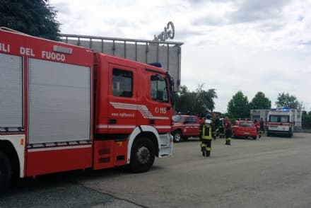 FELETTO - Fiamme sul tetto, intervengono i vigili del fuoco - FOTO