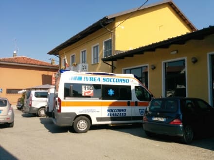 CASTELLAMONTE - Bimba con la testa incastrata in una staccionata: salva