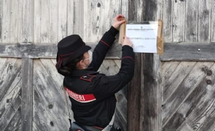 STRAMBINO - Omicidio suicidio in auto, due biglietti per spiegare il tragico gesto: «Non ha sofferto e non soffrirà più»