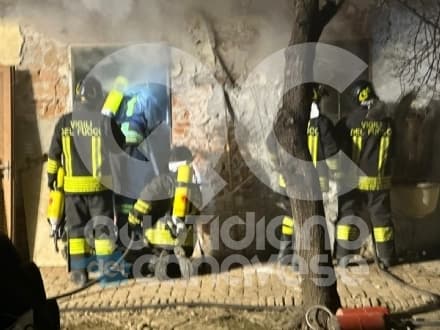 FAVRIA - Allarme nella notte per l'incendio di un magazzino