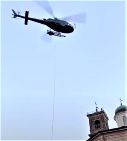 FAVRIA - I lavori di restauro del campanile della chiesa si fanno... con l'elicottero - FOTO