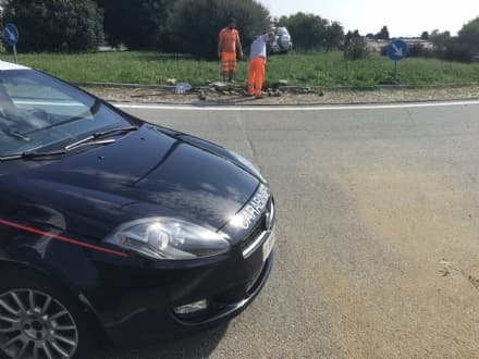 SAN GIUSTO CANAVESE - Sbatte contro lo spartitraffico e finisce nella rotonda: ferito un uomo di Alpette
