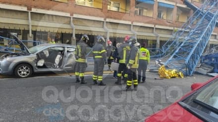 TRAGEDIA SUL LAVORO - Gru crolla su un palazzo: un 39enne di Chivasso tra i feriti - FOTO