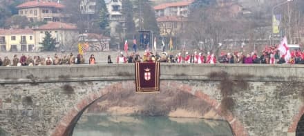 CARNEVALE IVREA - La cerimonia della preda in Dora ha aperto la domenica della battaglia - FOTO