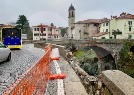 IVREA - Auto si schianta in corso Garibaldi: crolla il muro di protezione lungo la Dora Baltea