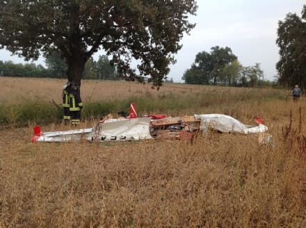 CHIVASSO - CADE AEREO IN UN CAMPO: IL PILOTA MORTO SUL COLPO - FOTO E VIDEO