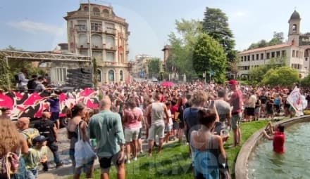 IVREA - Tanti ragazzi in festa per Cosmo e Ivreatronic alla «Magica Parata del libro» - FOTO e VIDEO