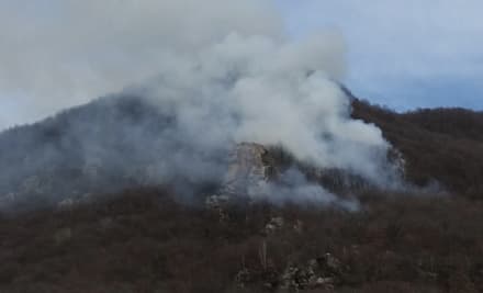 PONT CANAVESE - Vasto incendio devasta area boschiva: vigili del fuoco e Aib al lavoro - FOTO